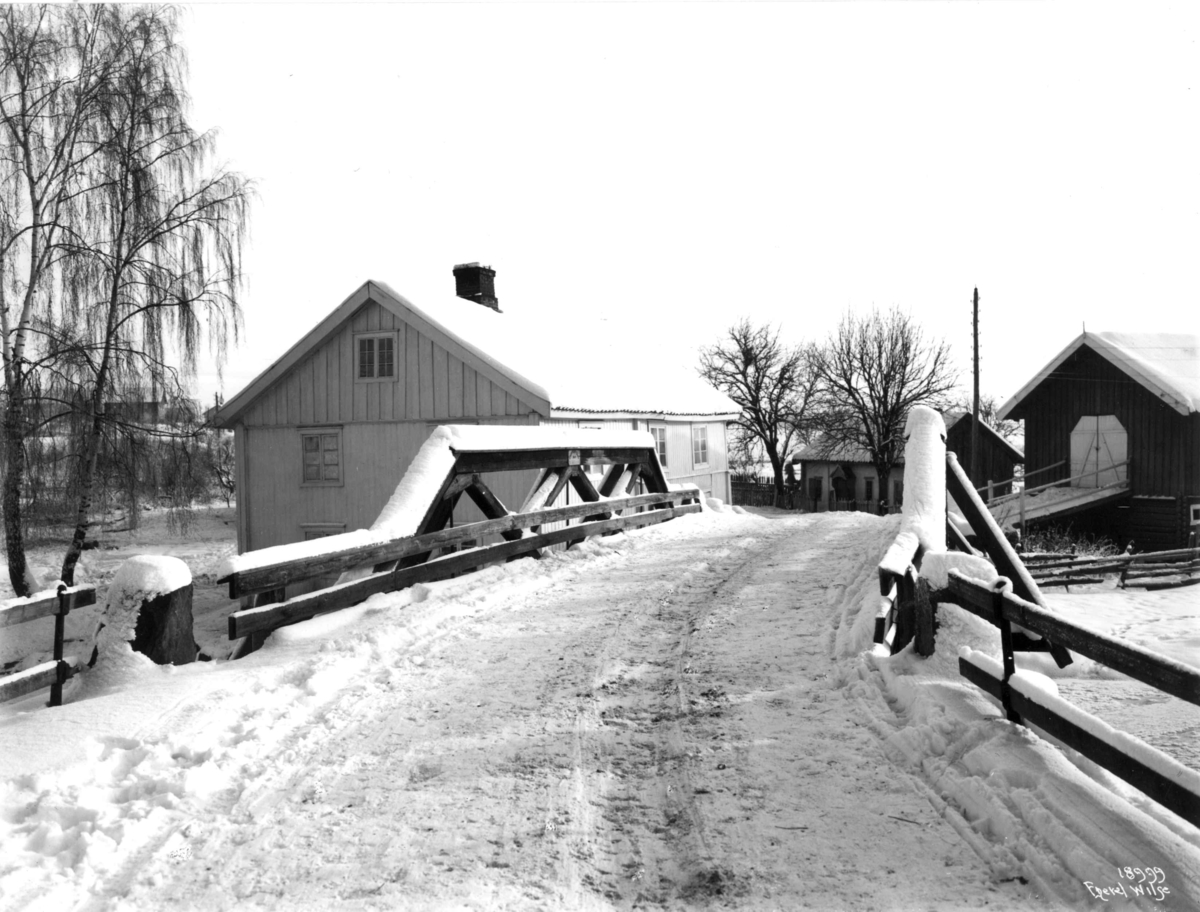 Anders Beer Wilse, Ingeberg, Vang, Hamar, Hedmark 1917. Vei over bru, mot gårdstun.