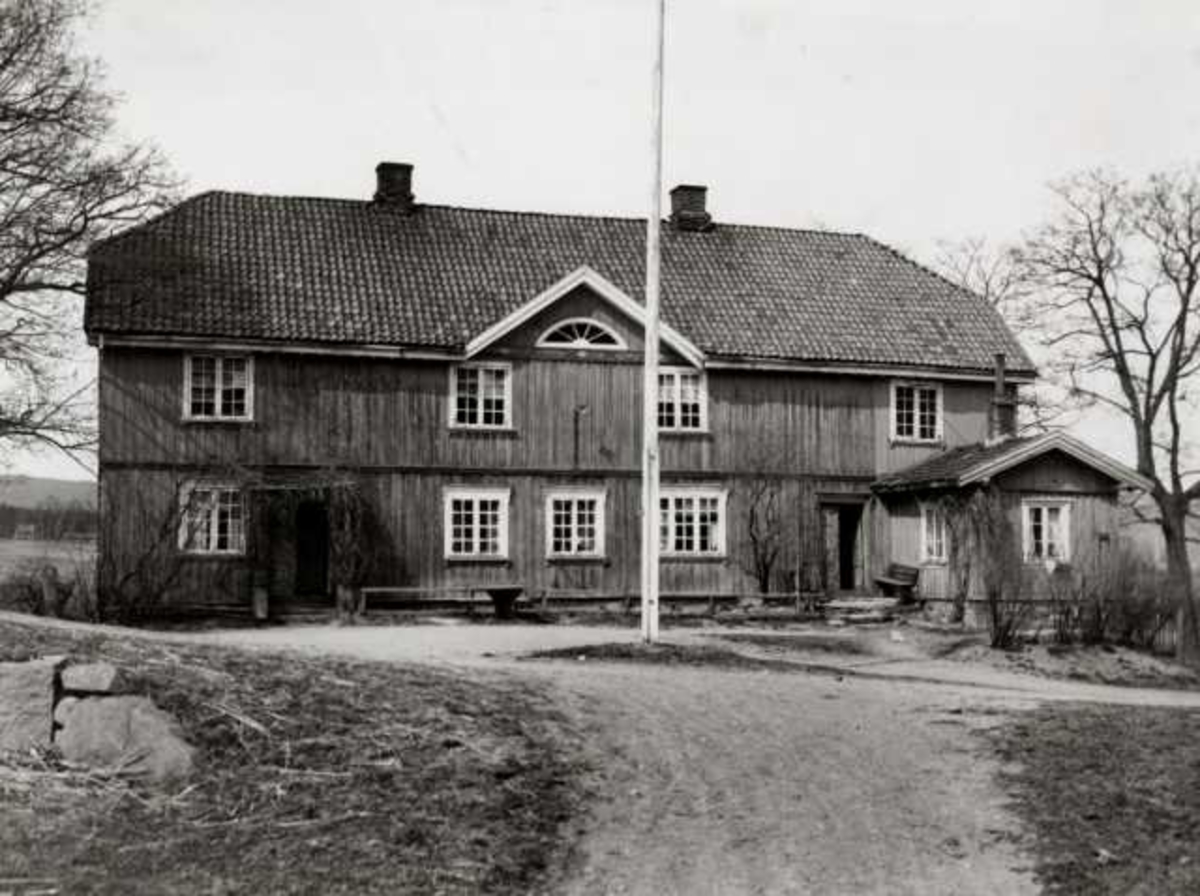 Anders Beer Wilse, Kjelsås, Oslo, 1939. Hovedbygning i tre sett fra hagen.