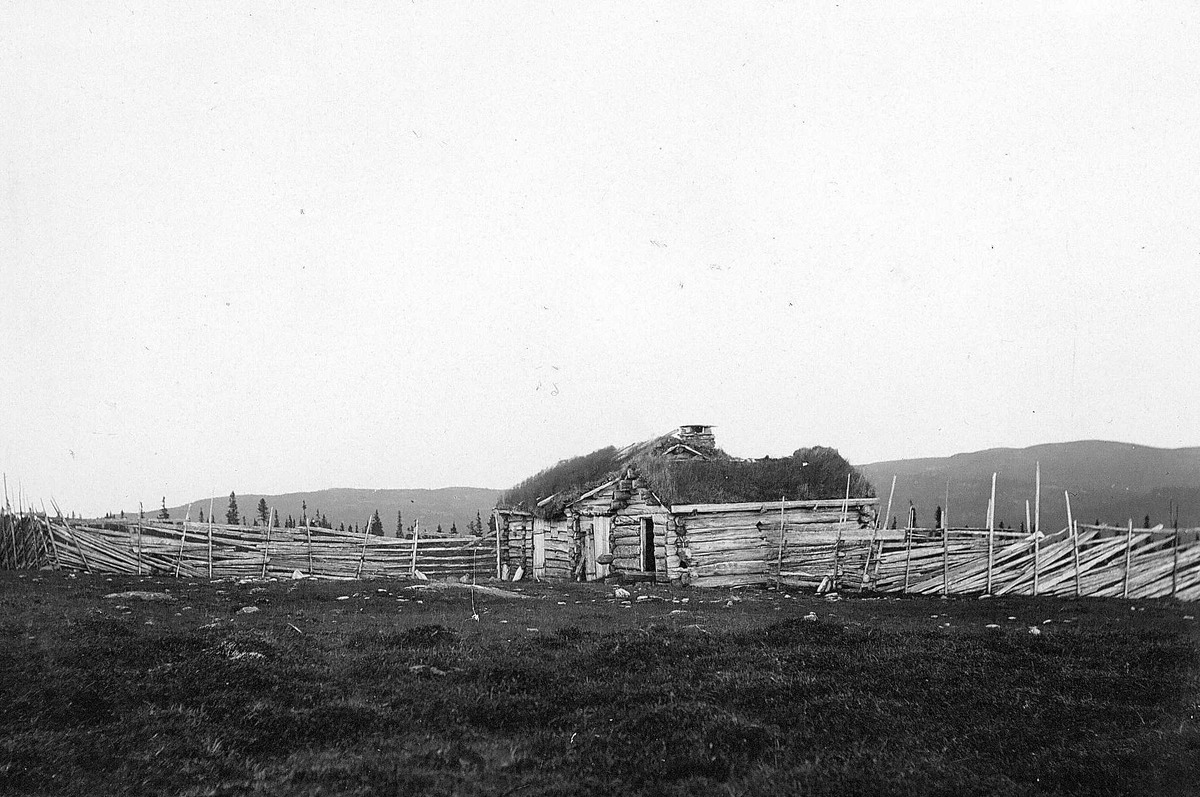 Robert Collett, Seter, antatt, med uthus og skigard, ukjent sted. Fjellterreng. Serie tatt av Robert Collett (1842-1913), amatørfotograf og professor i zoologi.