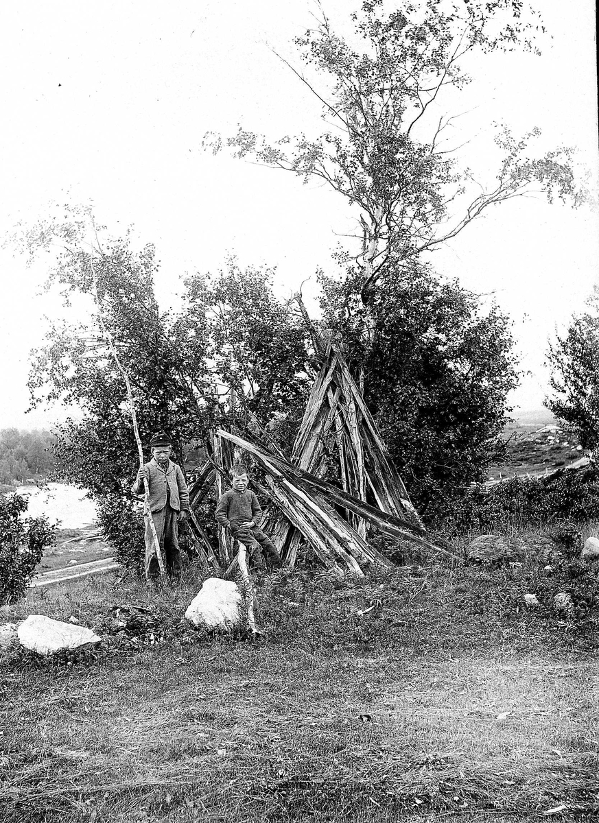 Robert Collett, To gutter i naturomgivelser, ukjent sted, foran oppstilte staur. Serie tatt av Robert Collett (1842-1913), amatørfotograf og professor i zoologi.