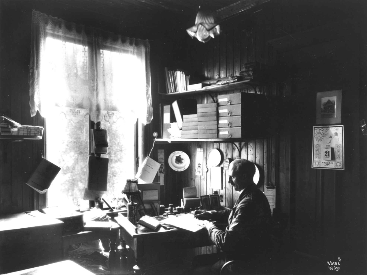 Anders Beer Wilse, Fredbo landhandleri, ved Olsebakken på Høybråten i Oslo. Eieren Sigurd Hansen fotografert på sitt kontor 21. juli 1922.