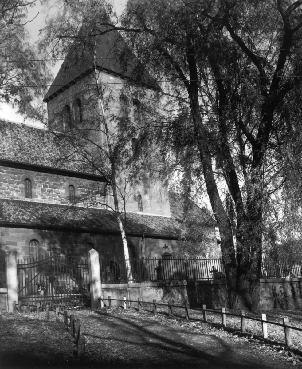 Hermann Christian Neupert, Gamle Aker kirke, Oslo. 1936. Oslos eldste eksisterende bygning. Antakelig fra første halvdel av 1100-tallet.