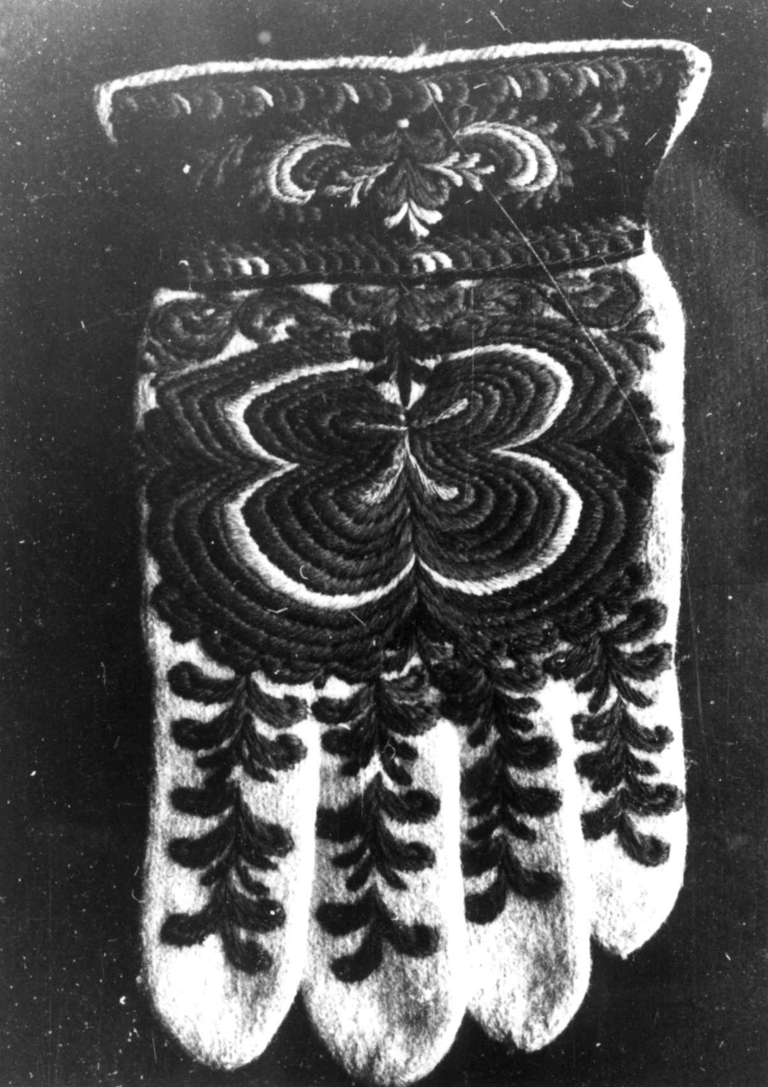 Anna Grostøl, Valle, Setesdal, Aust-Agder 1939. Finglingvætte, vingervante med mønster.