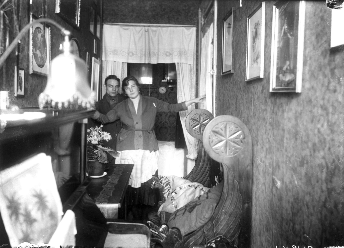 Nanna Broch, Interiør, ektepar i ettromsleilighet, ant. møblert gang, i Det Rivertzske kompleks, Sagene (bygget fra 1912 ved ark. Kristen T. Rivertz og "A/S Kristiania Byggeselskap for Småleiligheter"). Fra boliginspektør Nanna Brochs boligundersøkelser i Oslo 1920-årene.