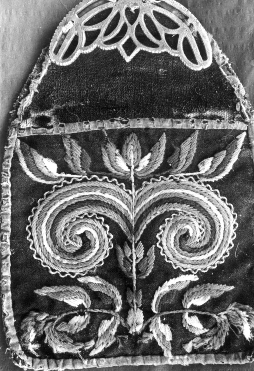 Anna Grostøl, Brodert løslomme. Fjotland, Kvinesdal, Vest-Agder 1938.