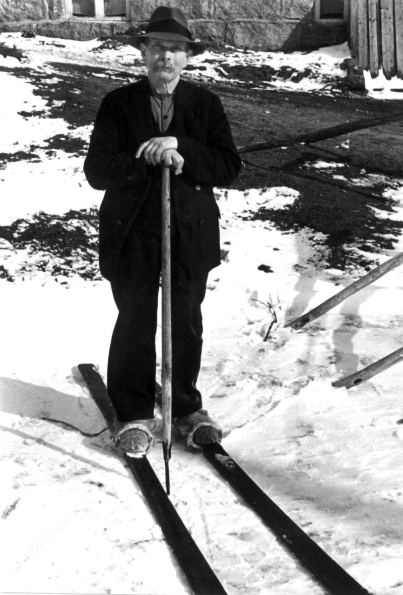 Anna Grostøl, Mann med ski poserer foran kamera. Fjotland, Kvinesdal, Vest-Agder 1938-39.