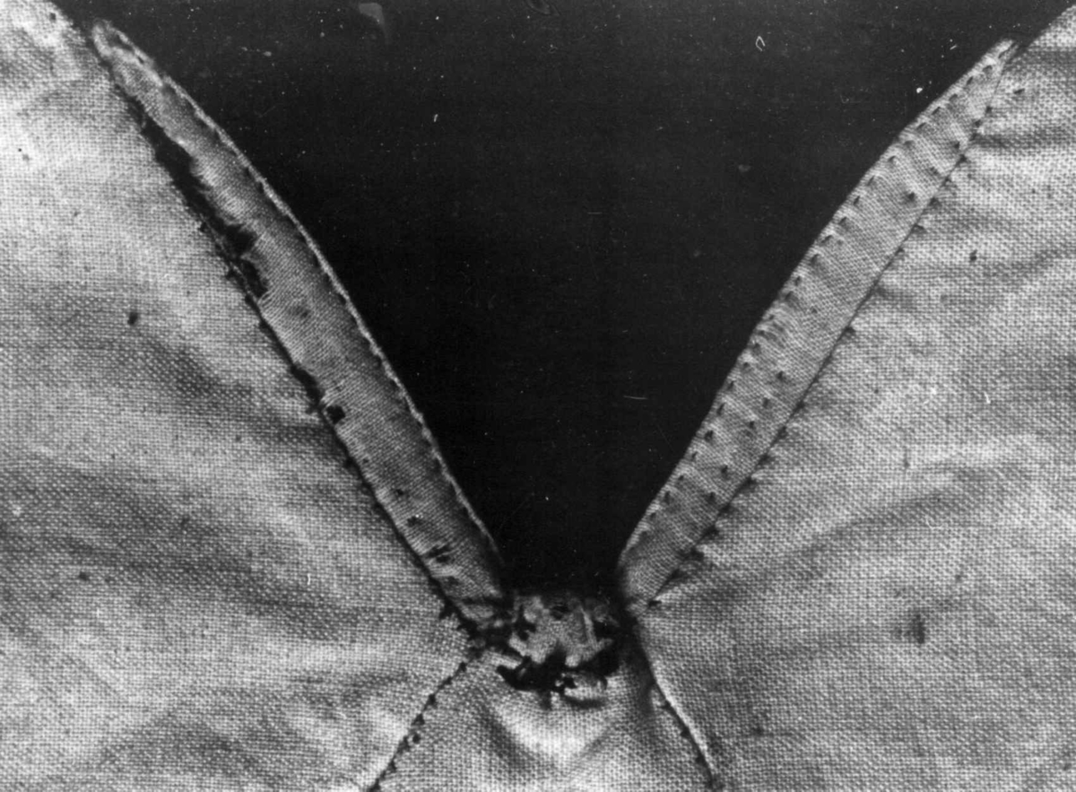 Anna Grostøl, Detalj av ryggstykke på stastrøye for kvinne. Bjelland, Marnardal, Vest-Agder 1940.