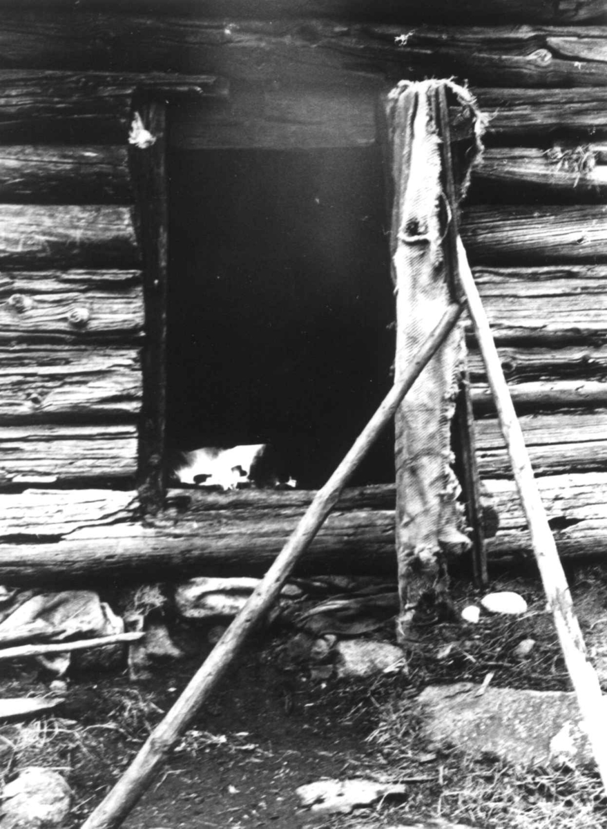 Anna Grostøl, Valle, Aust-Agder 1938. Basloga, døråpningen til en badstue, Kjelleberg.