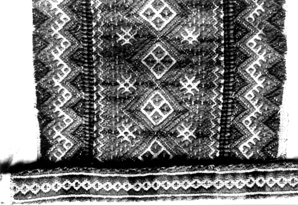 Anna Grostøl, Valle, Setesdal, Aust-Agder 1938. Detalj av brodert barnelue.