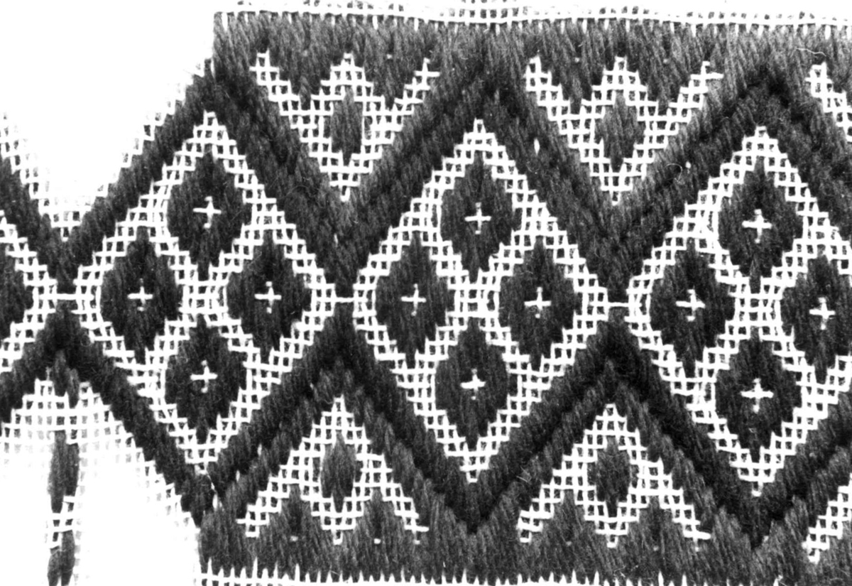 Anna Grostøl, Valle, Setesdal, Aust-Agder 1938. Detalj av brodert brettholder.