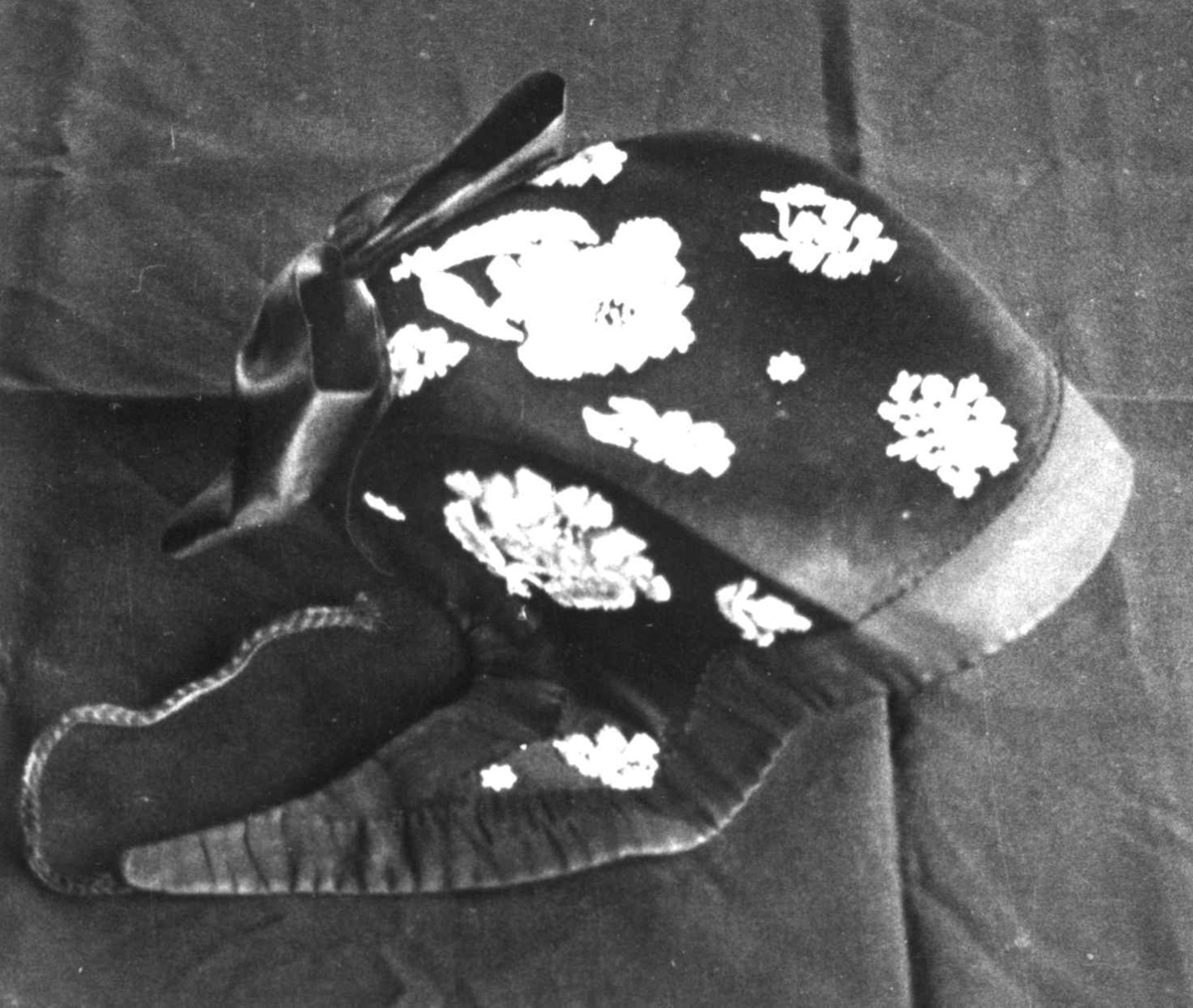 Anna Grostøl, Gammel frøkenlue me3d hvite og himmelblå pærler på svart atlask, fra ca 1890. Brekken, Røros, Sør-Trøndelag 1938.