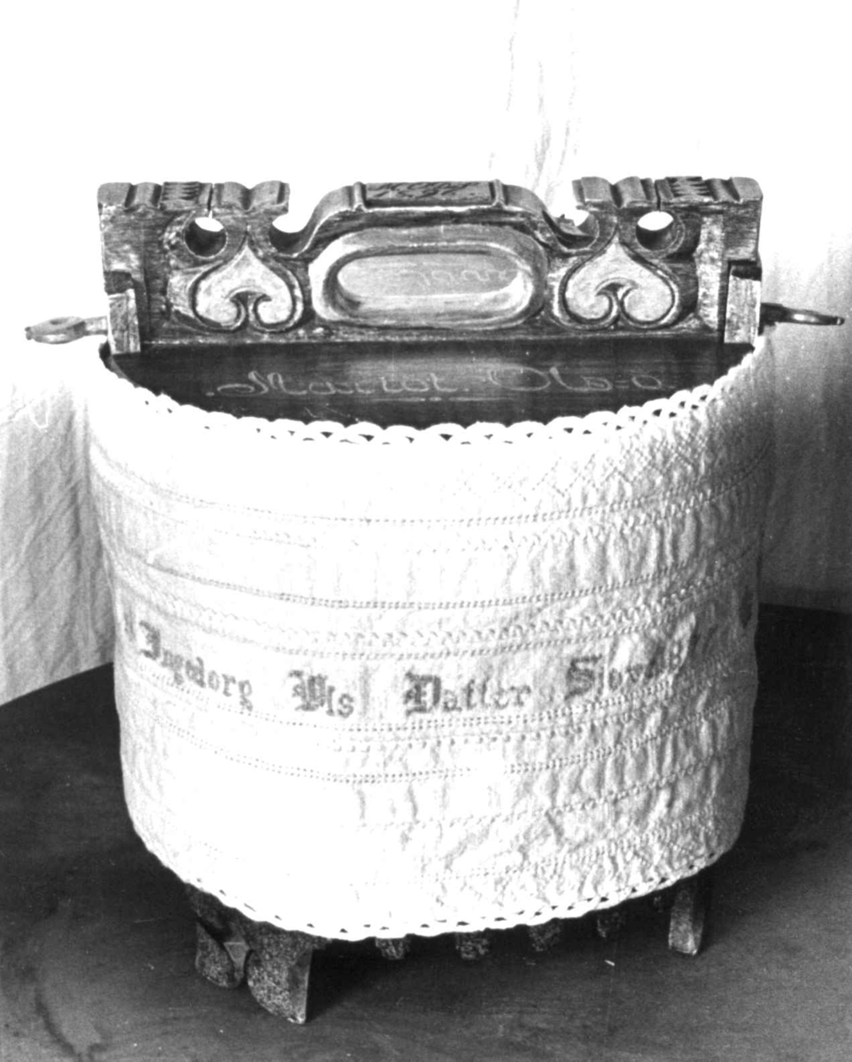 Anna Grostøl, Utskåret og malt ambar, tine, med klede fra før 1896. Rørosbygdene, Røros, Sør-Trøndelag.