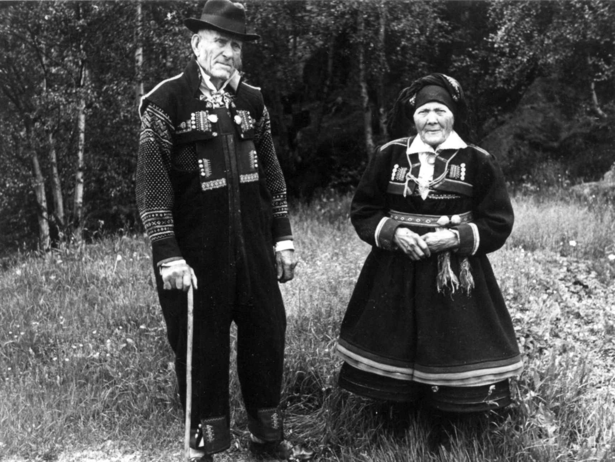 Anna Grostøl, Valle 1939. Portrett av Fru Ingeborg Ånonsda. Harstad, født på Flatland 1853, og mannen Bjørn Harstad, født 1853