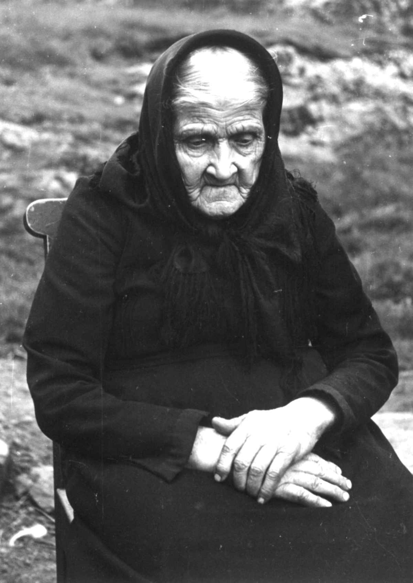 Anna Grostøl, Portrett av en enke. Rogaland 1939.