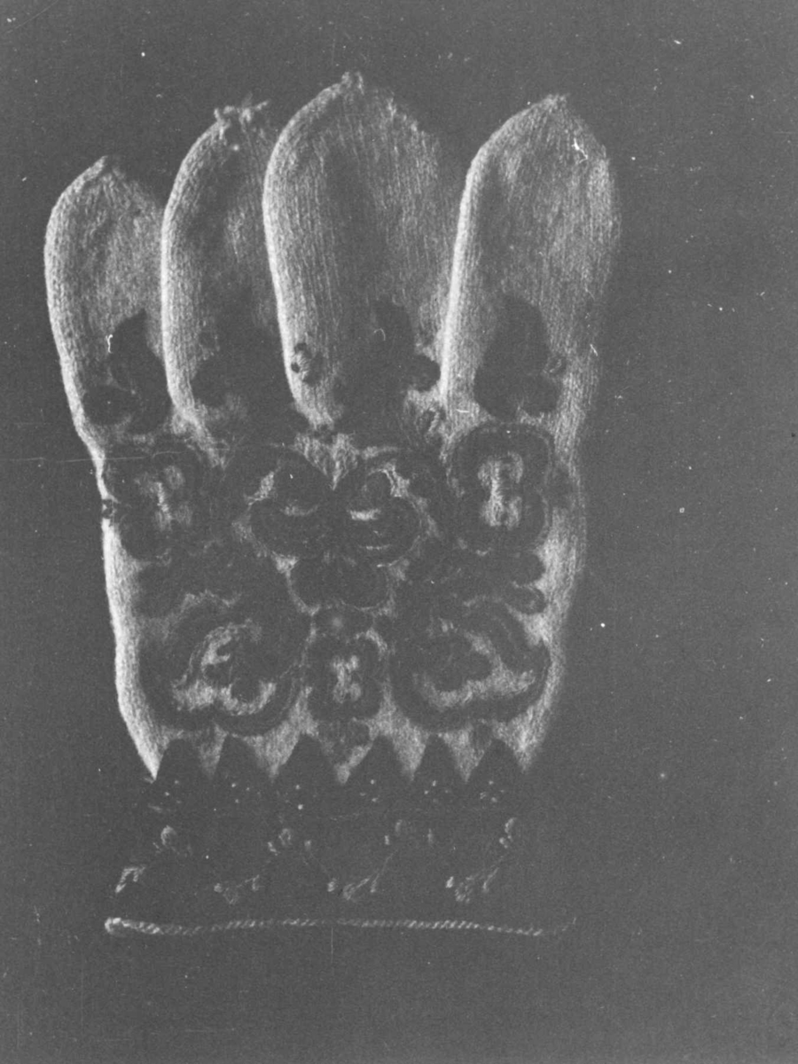 Anna Grostøl, Fammel fingervott med brderier. Suldal, Rogaland 1939.