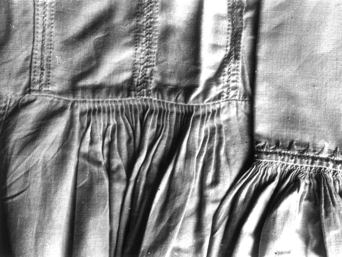 Anna Grostøl, Dølemo Åmli, Aust-Agder 1940. Detalj av håndsydd brudeskjorte.