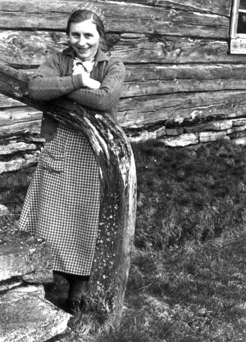Anna Grostøl, Henrikka Feragen lener seg til trappegelenderet utenfor Bengtgården. Feragen, Rørosbygdene, Røros, Sør-Trøndelag 1939.