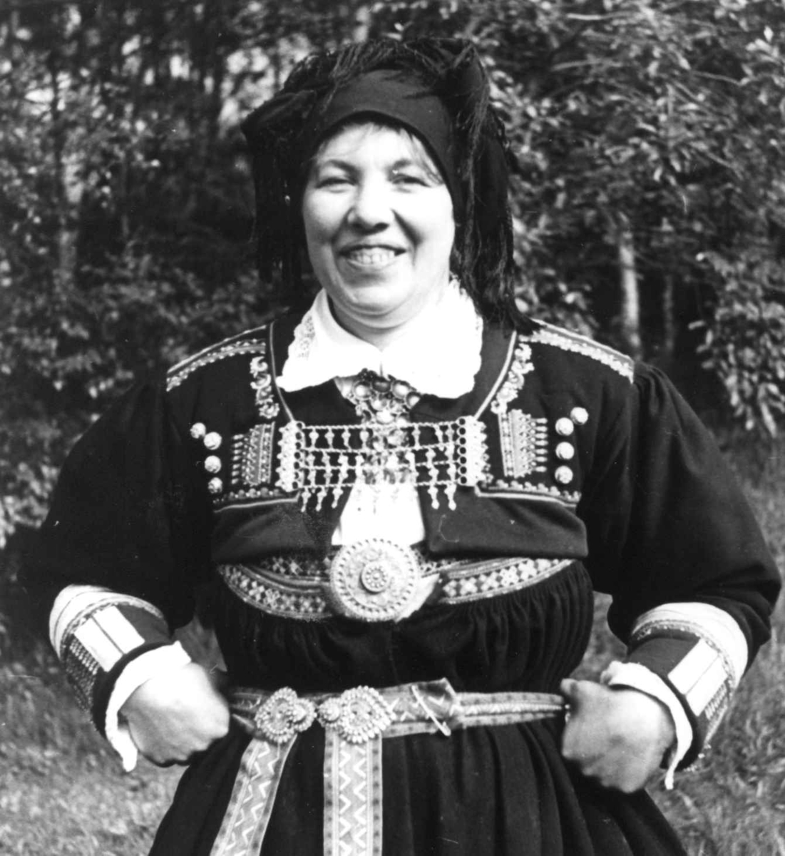 Anna Grostøl, Valle Setesdal, Aust-Agder 1939. Bondestevne. Portrett av en kvinne i bunad.