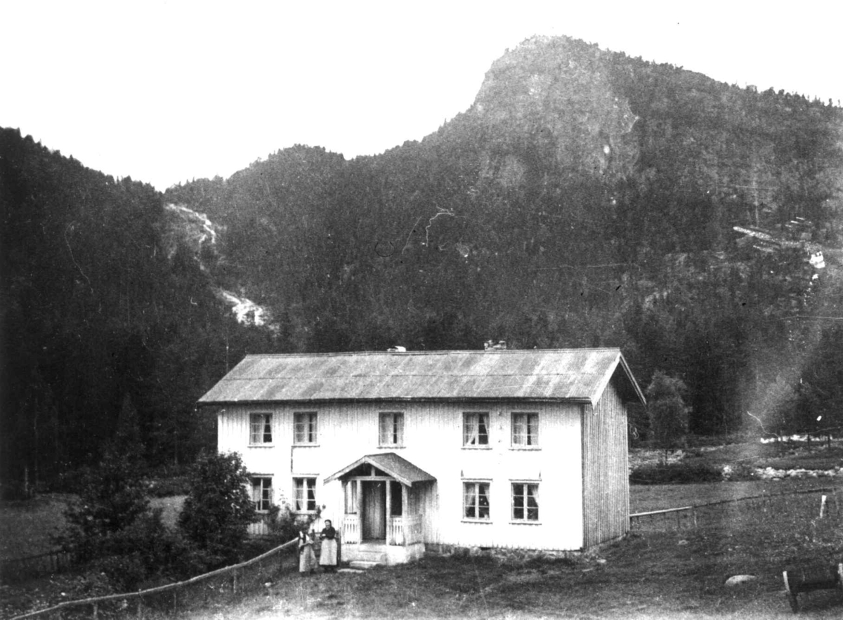 Anna Grostøl, Landskap med bolig,to personer utenfor huset, Dale i Tovdal 1936.