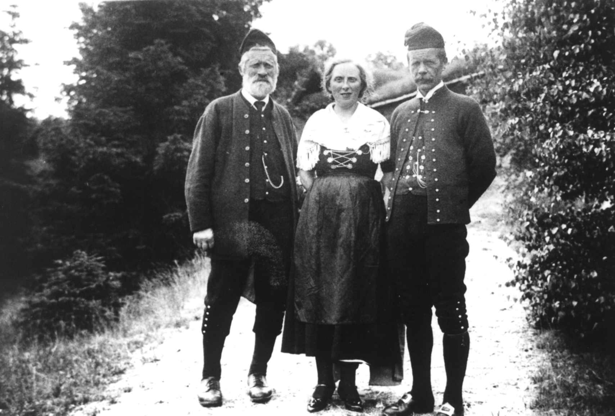 Anna Grostøl, To menn og en kvinne,ukjente, poserer foran kamera. Ukjent sted 1935.