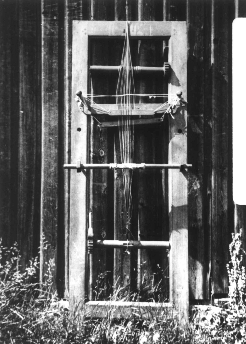 Anna Grostøl, Båndvevstol med renning. Ukjent sted 1935.