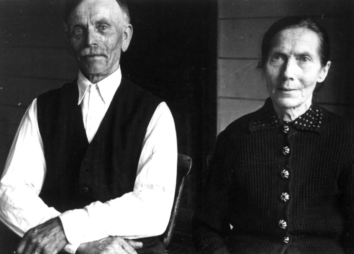 Anna Grostøl, Portrett av Sigmund Rudlende og en kvinne. Eiken, Hægebostad, Vest-Agder 1941.