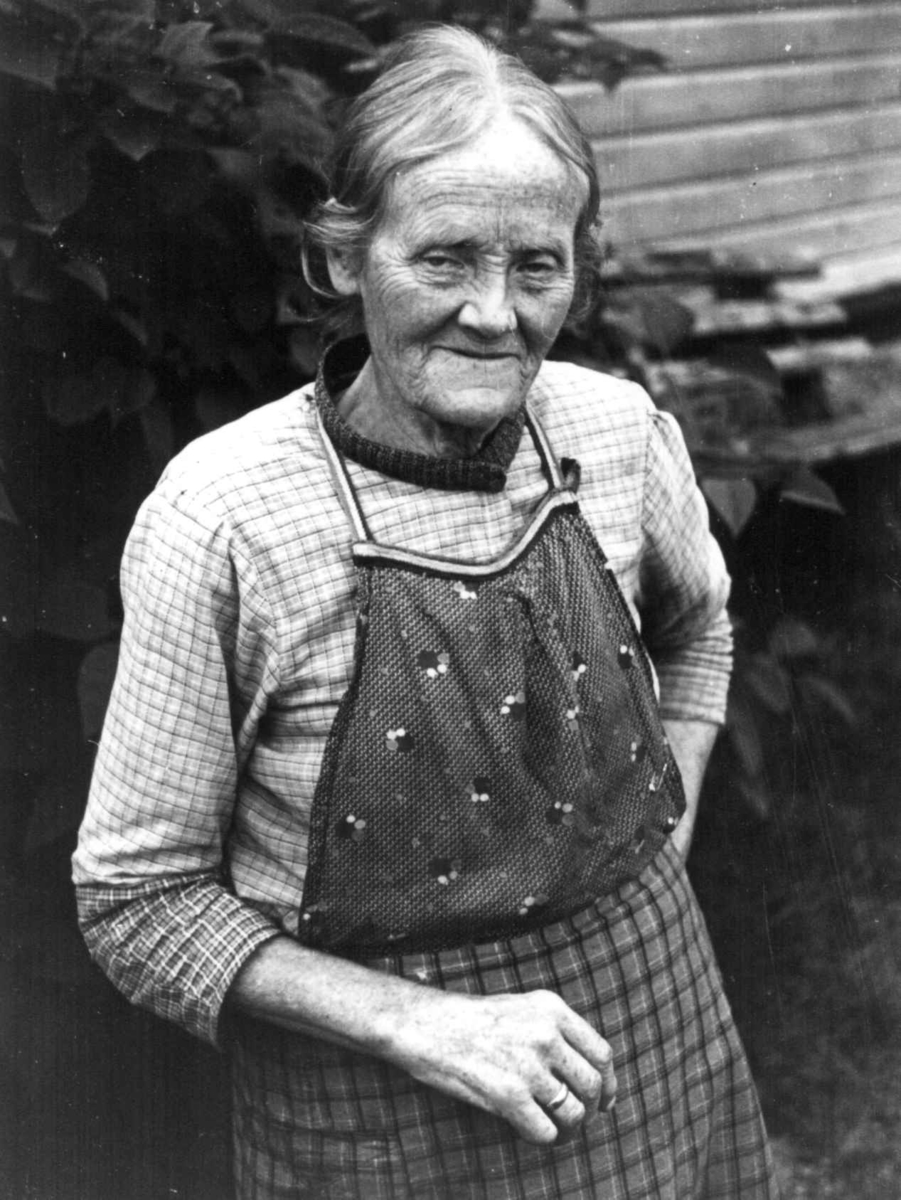 Anna Grostøl, Iveland, Vest-Agder 1941. Portrett av fru Inger Eikeland, Vatnestraum.