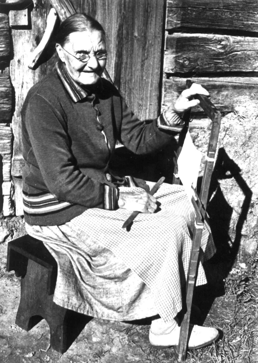 Anna Grostøl, Skjåk, Oppland 1941. Guro Breiskriden med sprangarbeid.