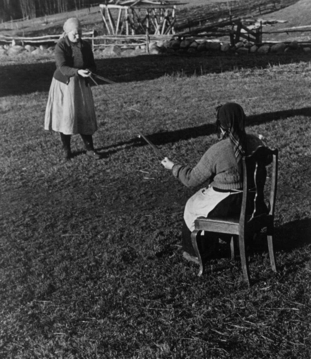 Anna Grostøl, Bondekone Kristi Espeli og datteren lager snor til å ha nederst på stakk og kjoler. Åseral, Vest-Agder 1943.
