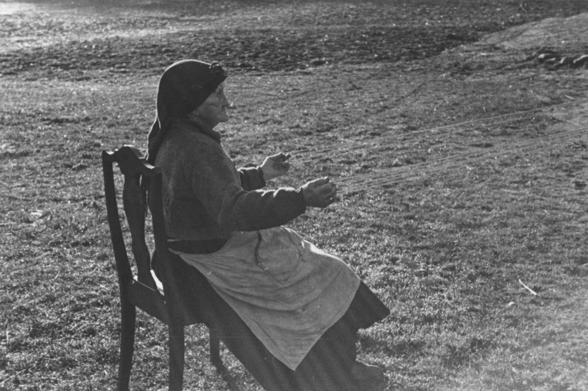 Anna Grostøl, Bondekone Kristi Espeli og datteren lager snor til å ha nederst på stakk og kjoler. Åseral, Vest-Agder 1943.