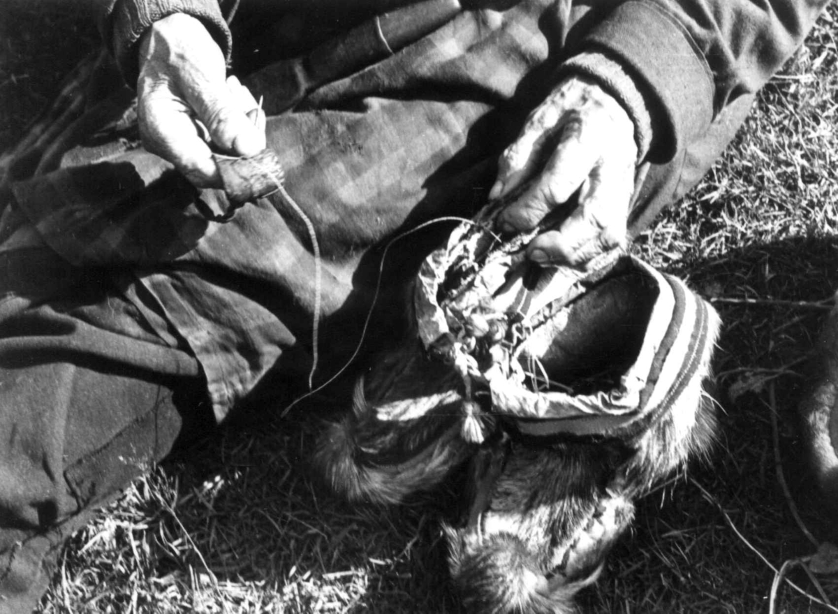 Anna Grostøl, Skallesøm. E person syr skaller. Lyngen, Troms 1947.