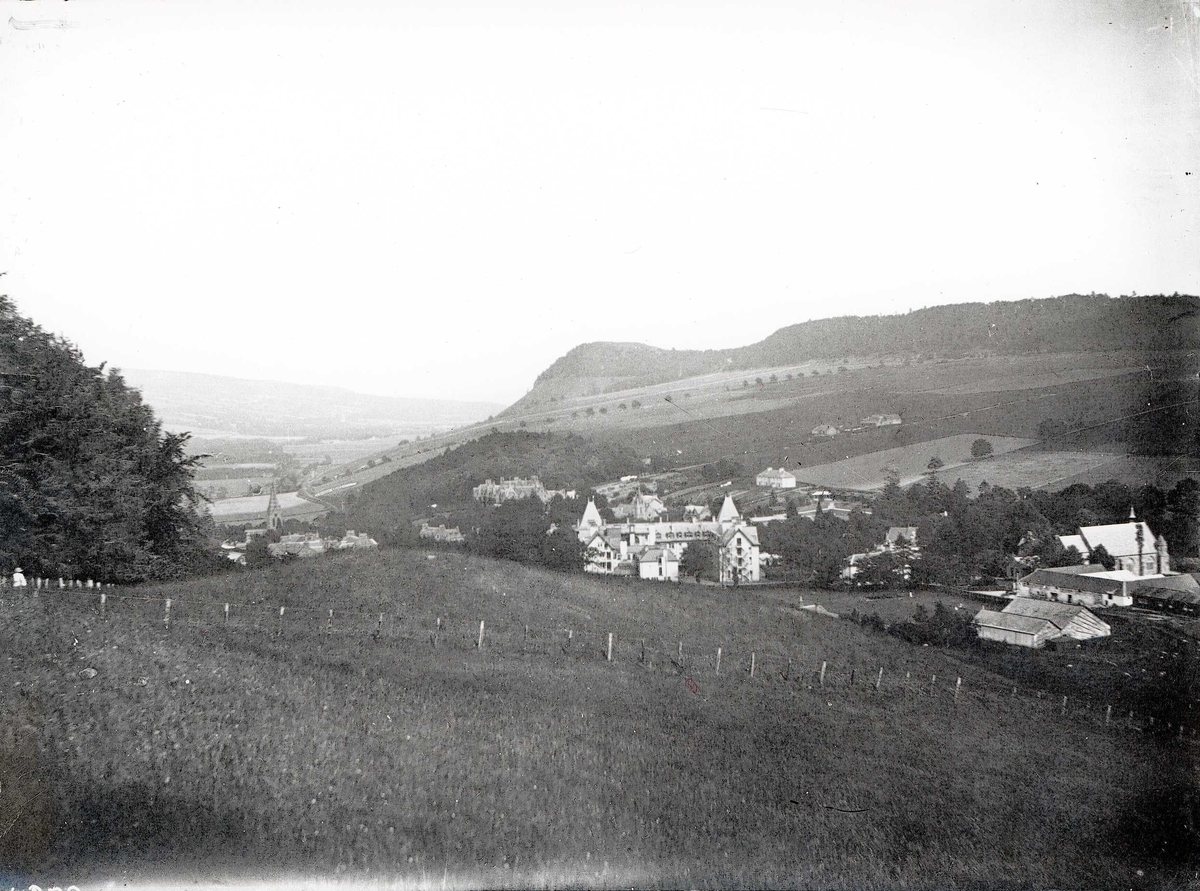 Tom Kent, Landskap med bebyggelse og jorder. Tre kirker. Strathpeffer, en landsby i regionen Highland i Skottland.