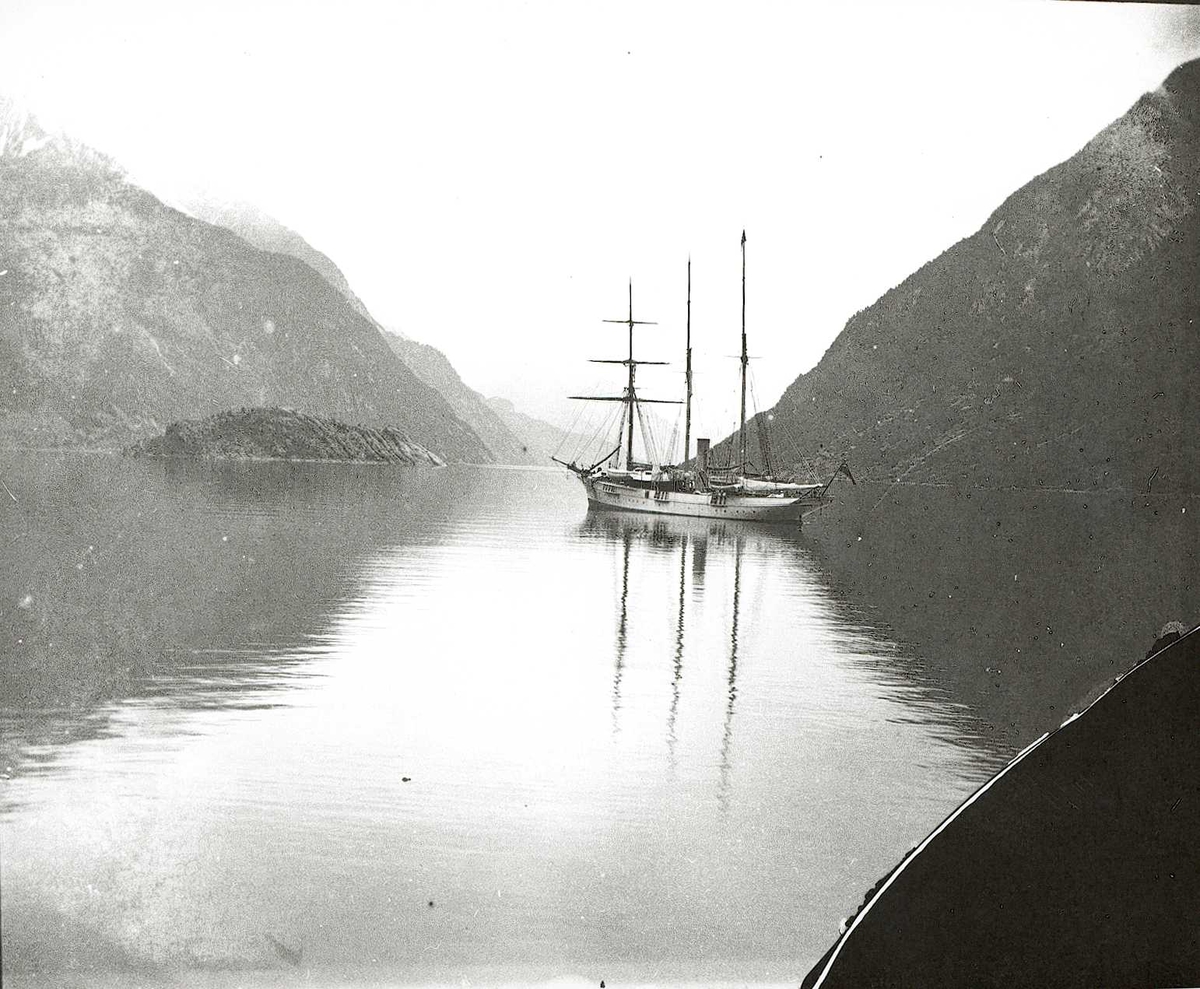 Tom Kent, Seilskute på blikkstille fjord.
