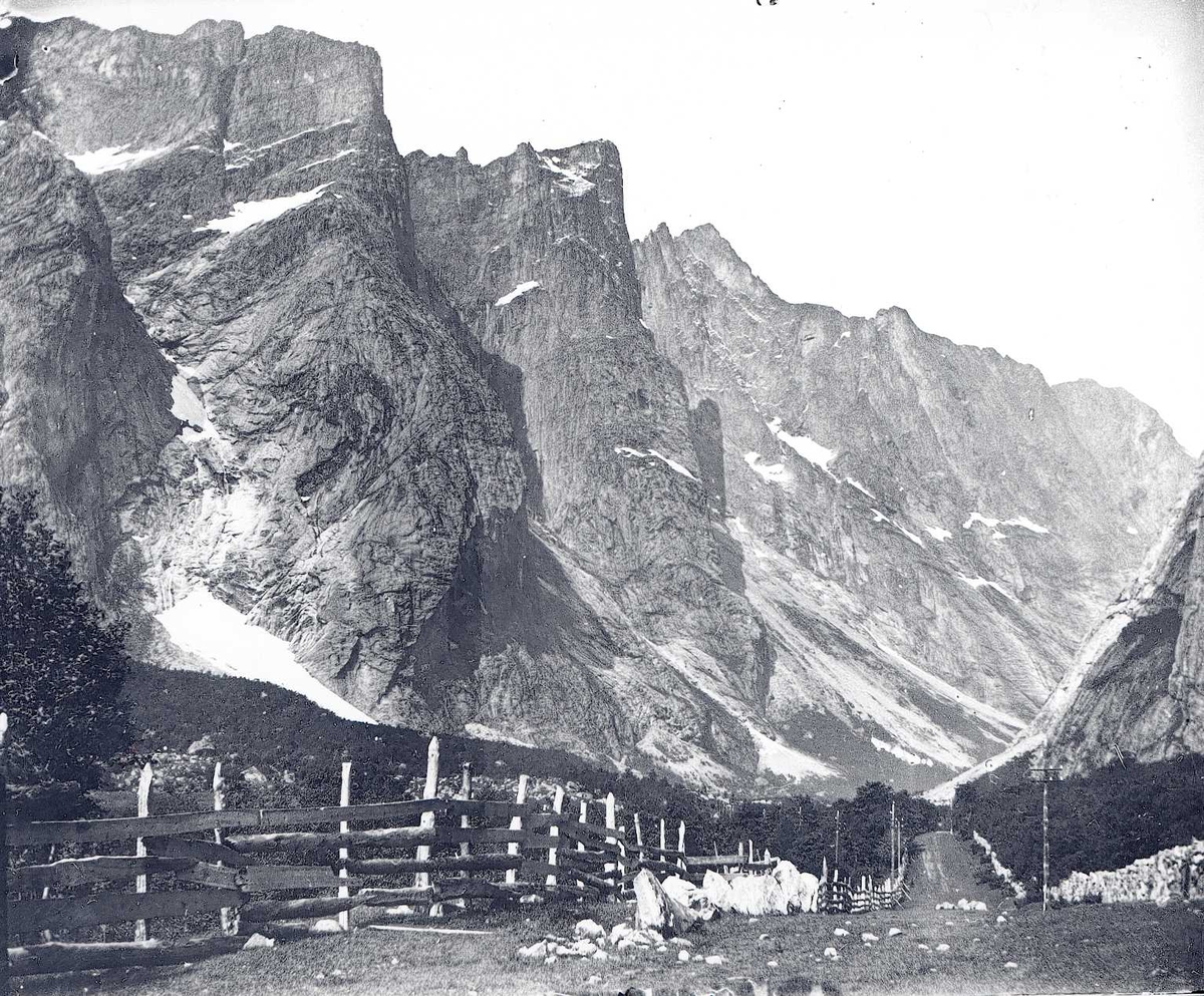 Tom Kent, Vei med gjerde mellom fjell, Romsdalen.