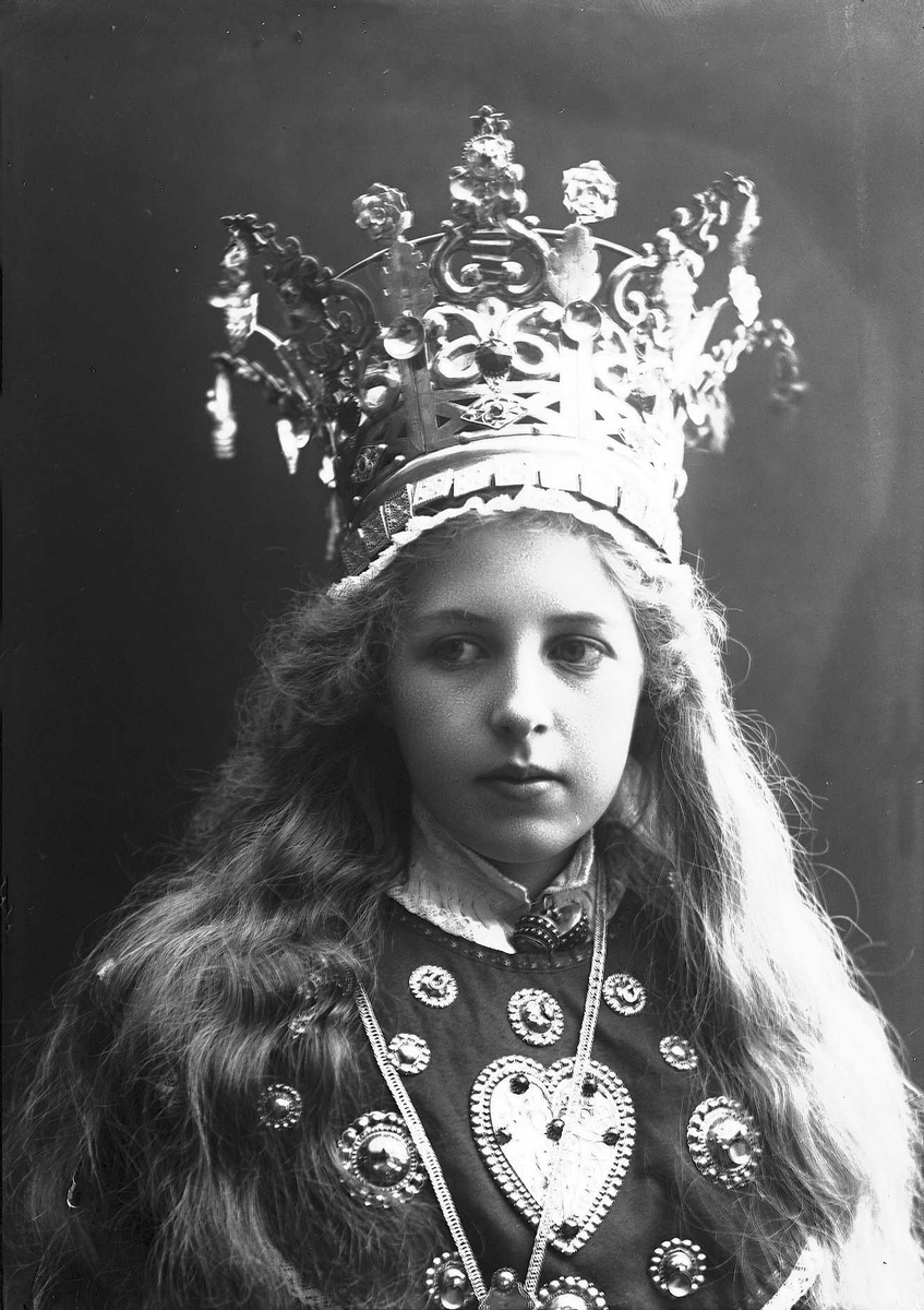 Solveig Lund, Studiofotografi av kvinne med brudedrakt og brudekrone fra Sogn. Utslått hår. Brystutsnitt.Frontalt vendt. Ser ut av bildet.
