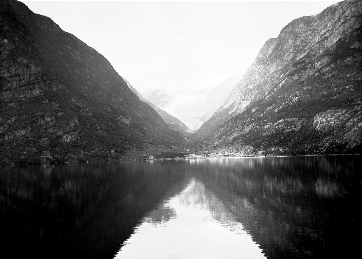 Solveig Lund, Landskapsfotografi fra Odda i Hardanger. Buardalen og Sandvinvatnet med Buarbreen i bakgrunnen.