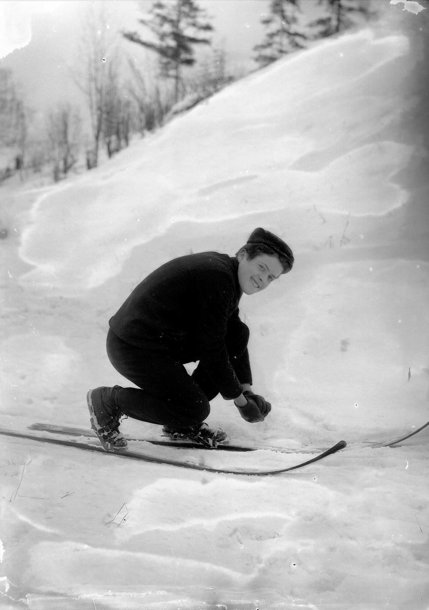 Solveig Lund, Mann på ski i snødekt landskap. Bøyer seg ned for å lage en snøball.