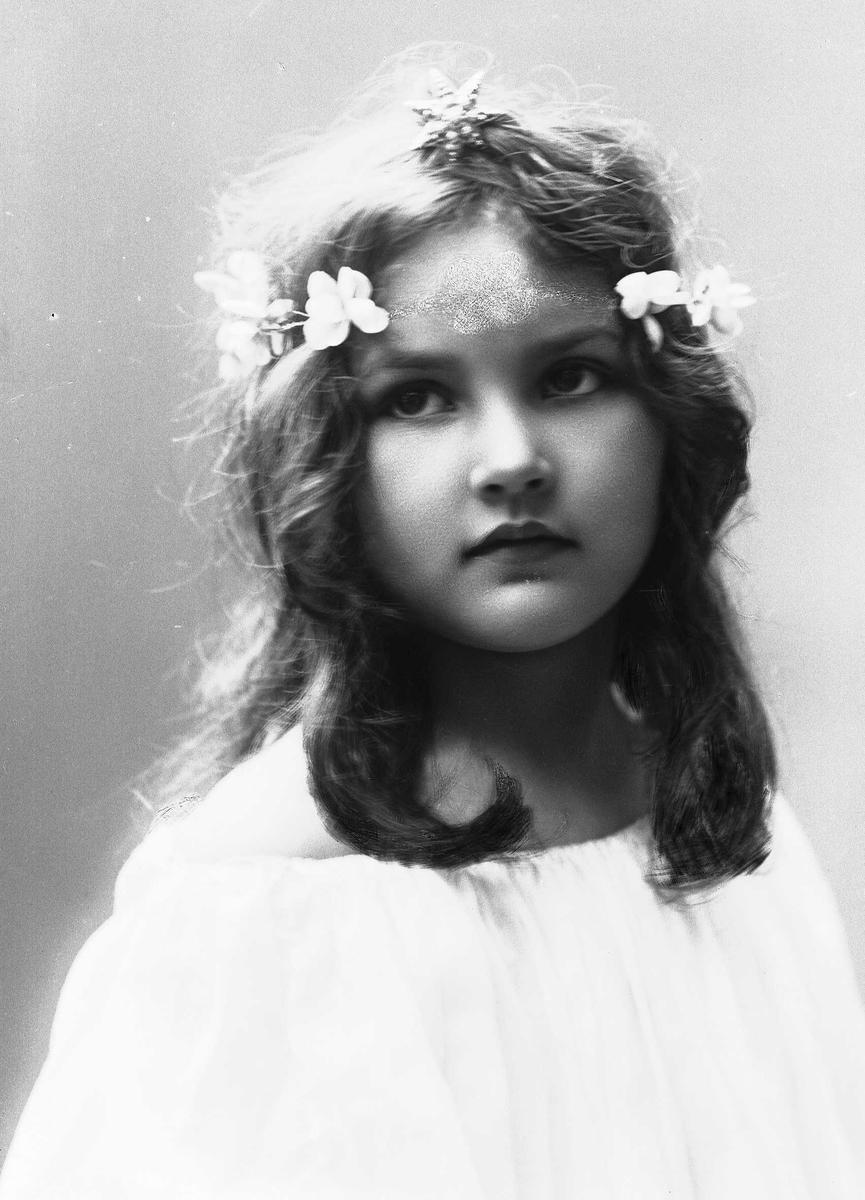 Solveig Lund, Brystportrett av jente med kjole. Blomster og stjerne i håret.