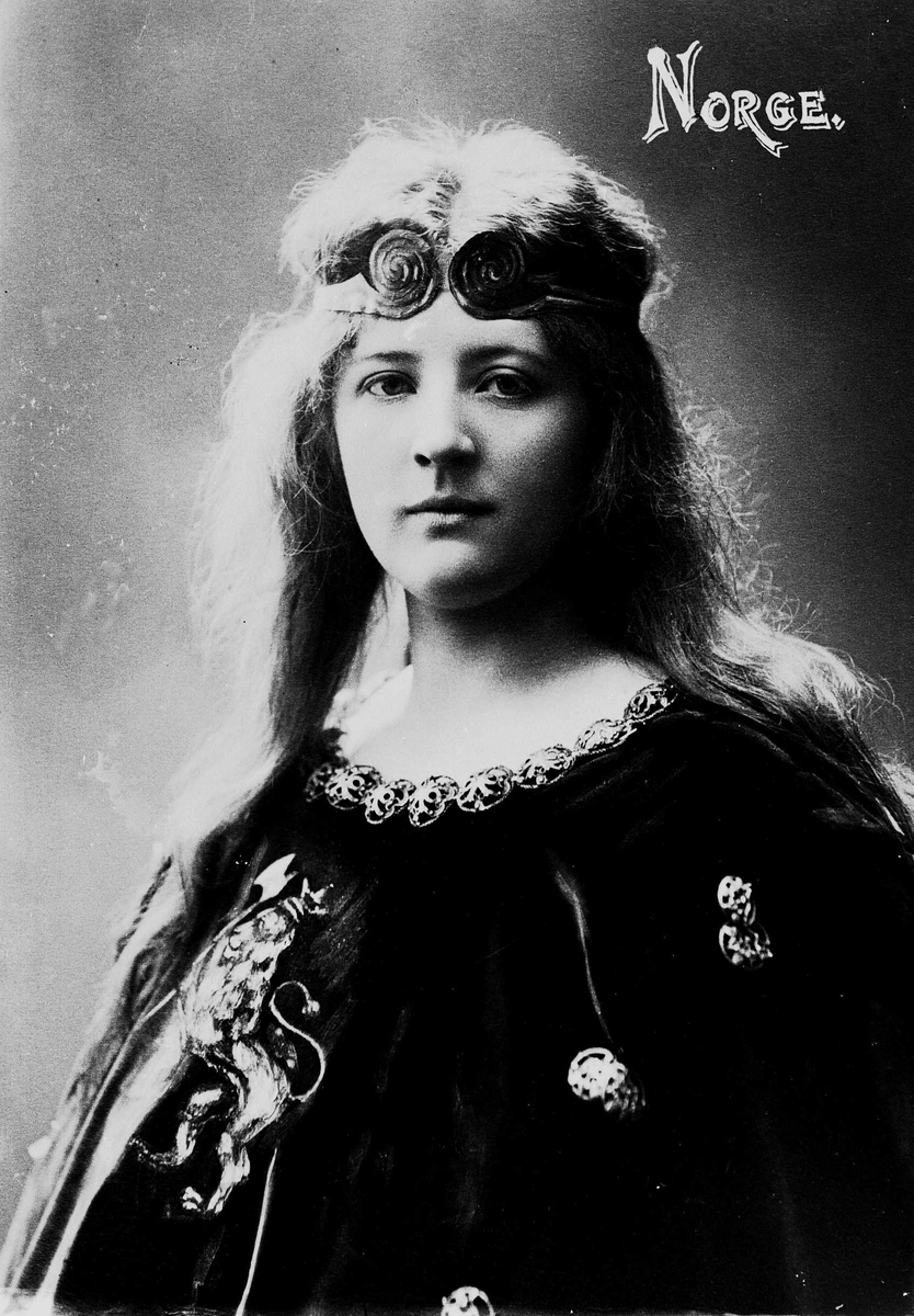 Solveig Lund, Brystportrett av kvinne i drakt med riksvåpen og hårsmykke.