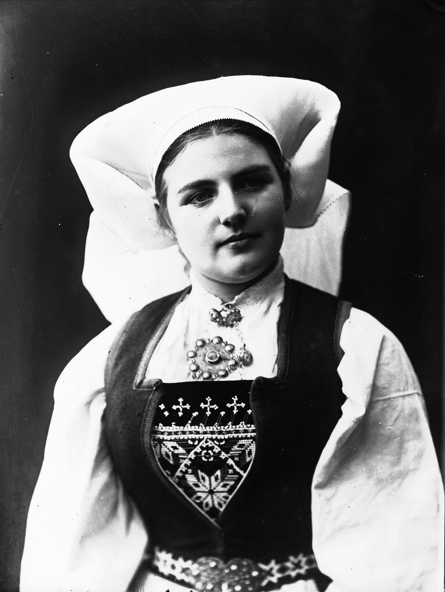 Solveig Lund, Studioportrett av kvinne i drakt og skaut.