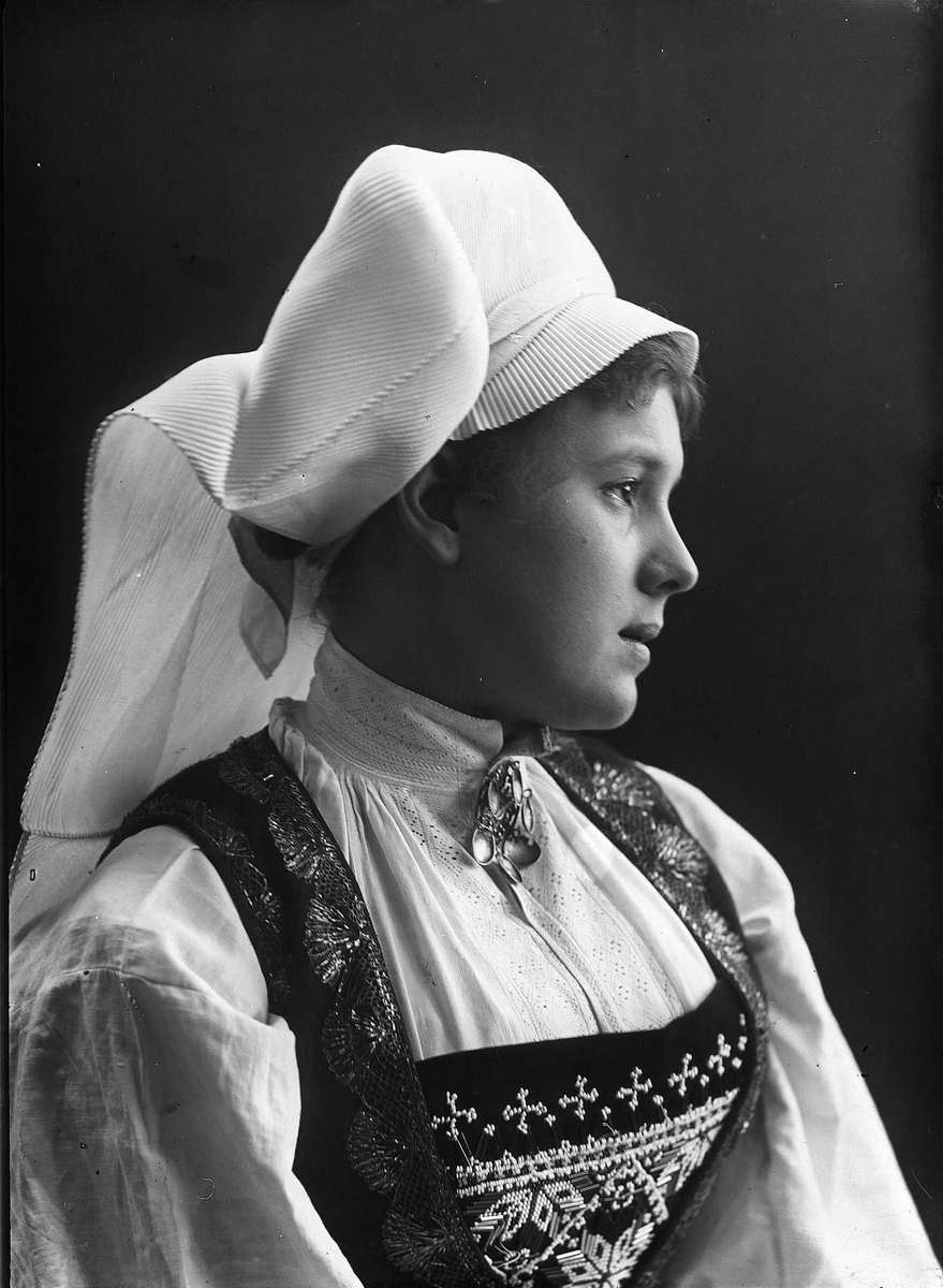 Solveig Lund, Studioportrett av kvinne i drakt og skaut.