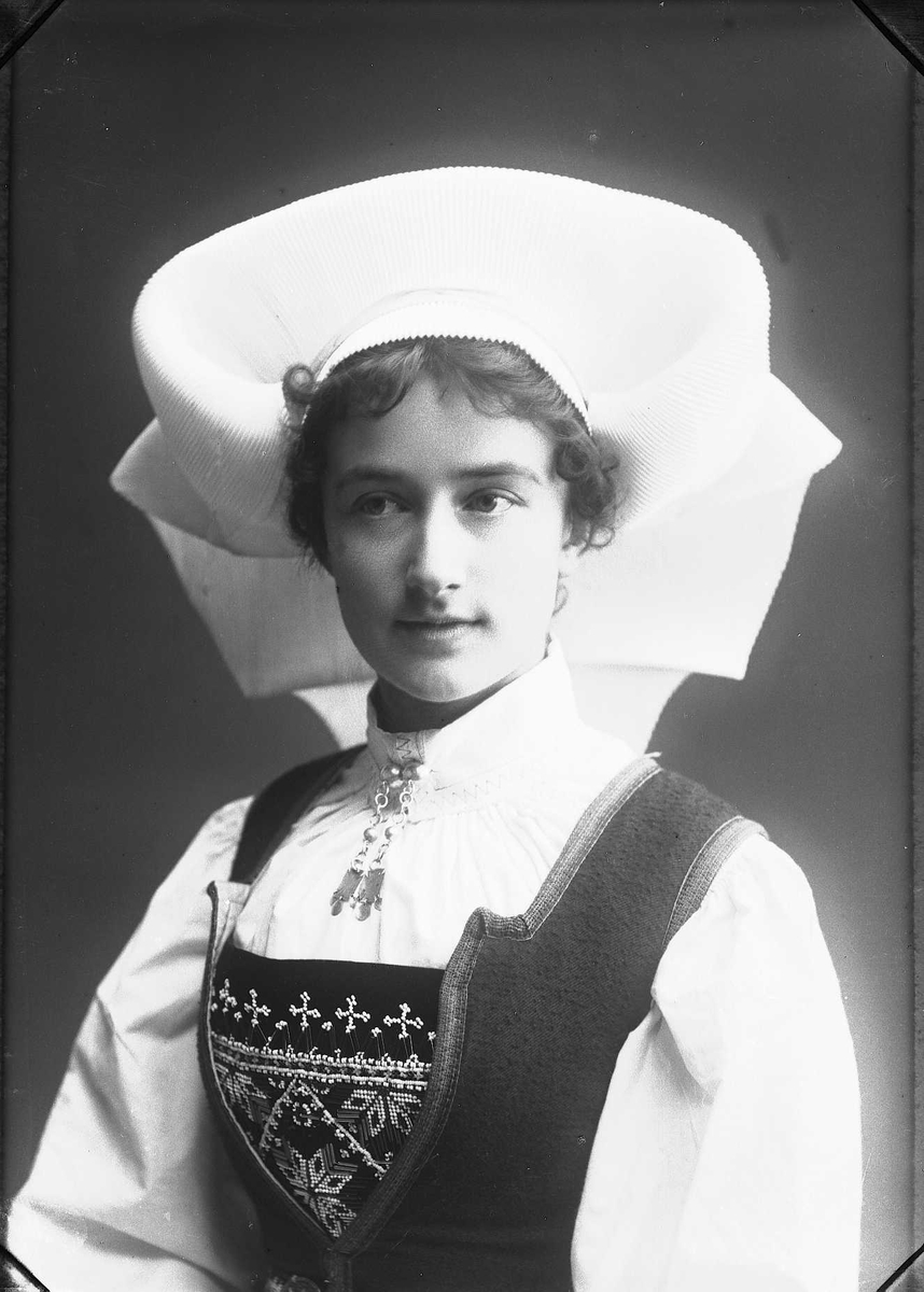 Solveig Lund, Studioportrett av kvinne i drakt og skaut.