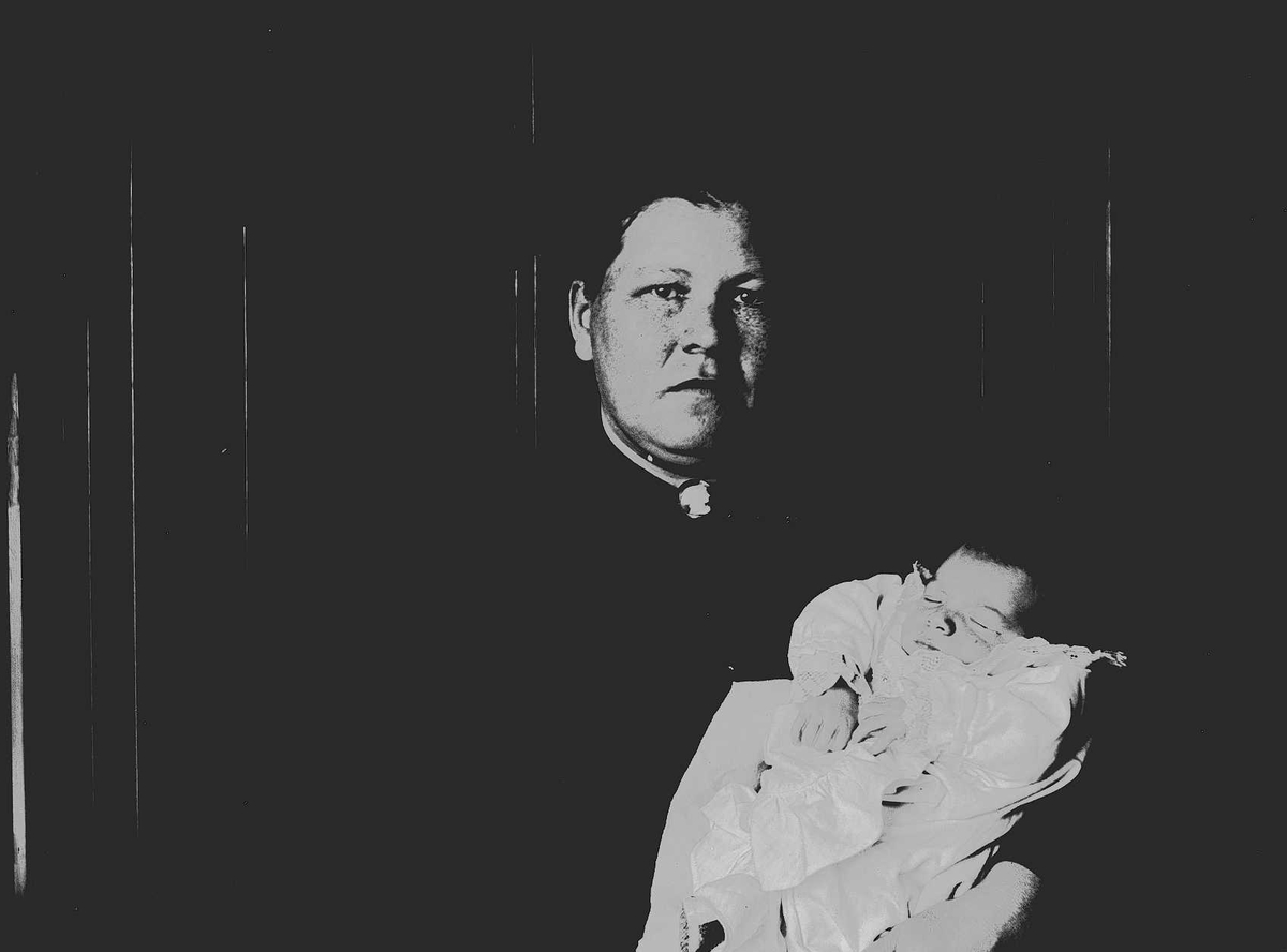 Axel Quinsgaard Wiborg, Kvinne med lite barn, jordmor Madame Thorstensen med lillebror Axel, Q. Wiborg 1899.