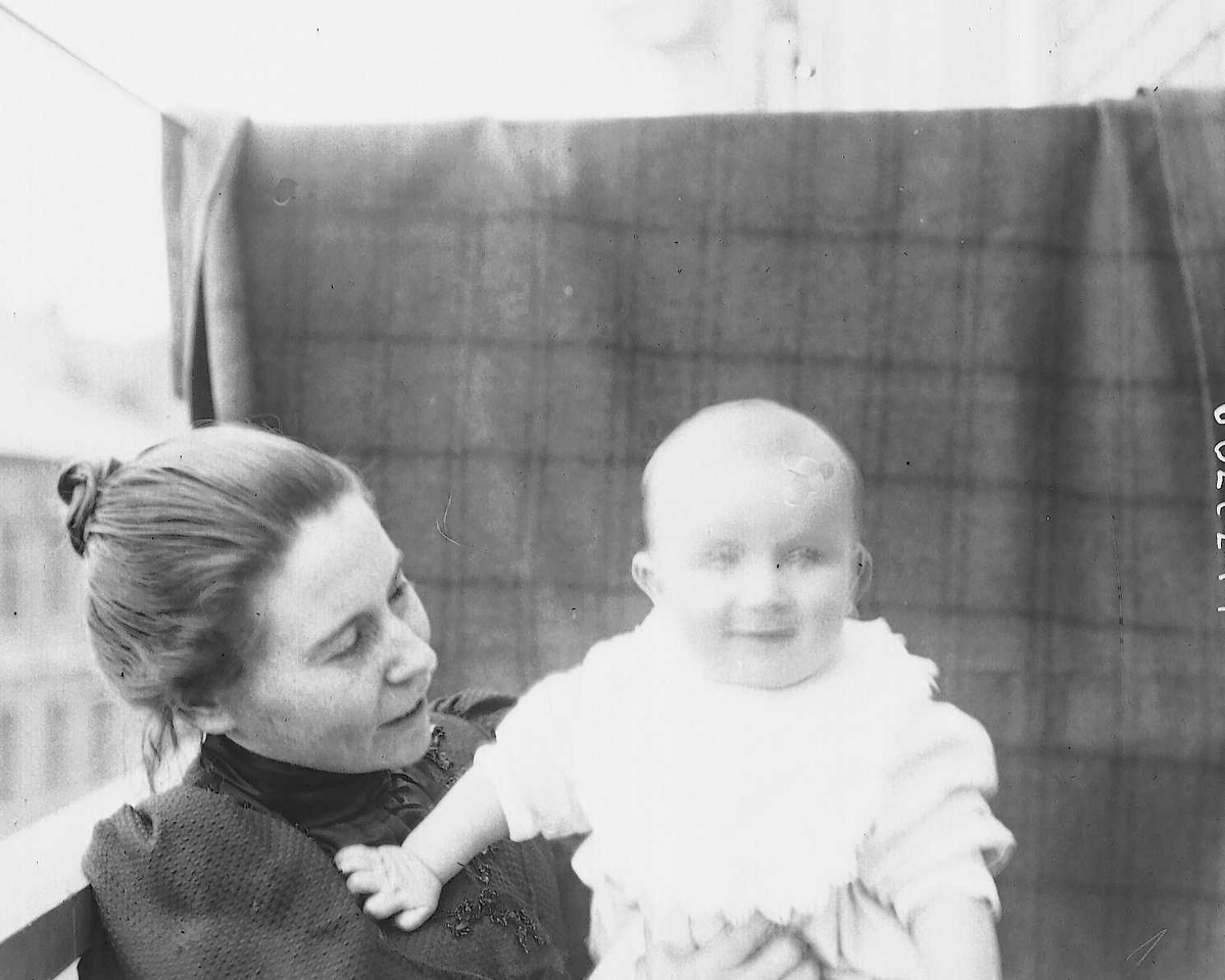 Axel Quinsgaard Wiborg, Kvinne med barn på balkong, ant. Meltzers gate 9, Oslo, 1899. Mathilde og lillebror Axel Q. Wiborg.