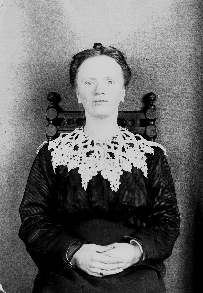 Axel Quinsgaard Wiborg, Portrett av kvinne, ant. fotografens kone Margrethe Q. Wiborg, Digerud, Frogn, Akershus, 1907.
