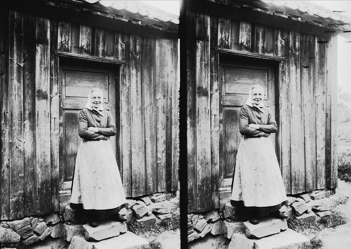Axel Quinsgaard Wiborg, Digerud Solli i Frogn i Akershus, 1906. Mathea står foran dør.