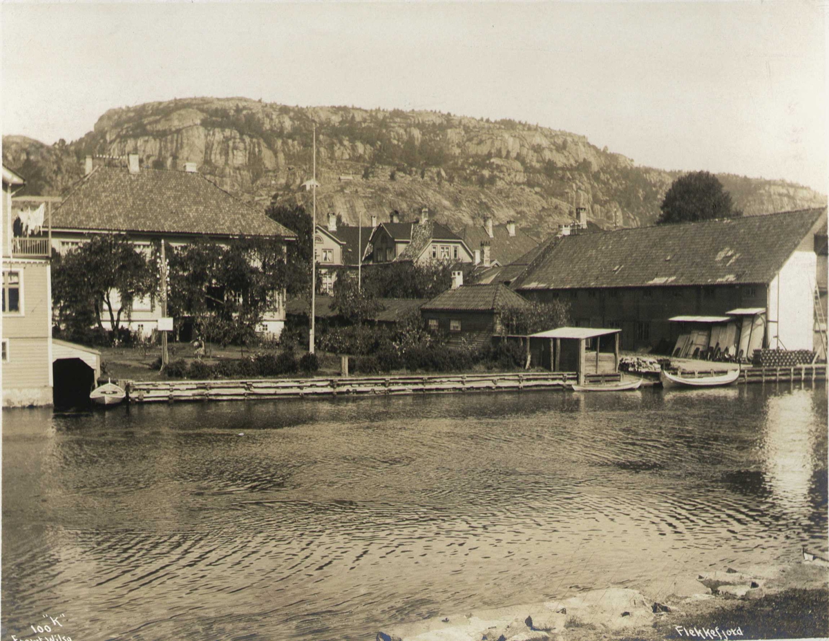 Anders Beer Wilse, Bebyggelse ved Anders Beers hus sett fra sjøsiden, Flekkefjord, Vest-Agder. Fotografert 1912.