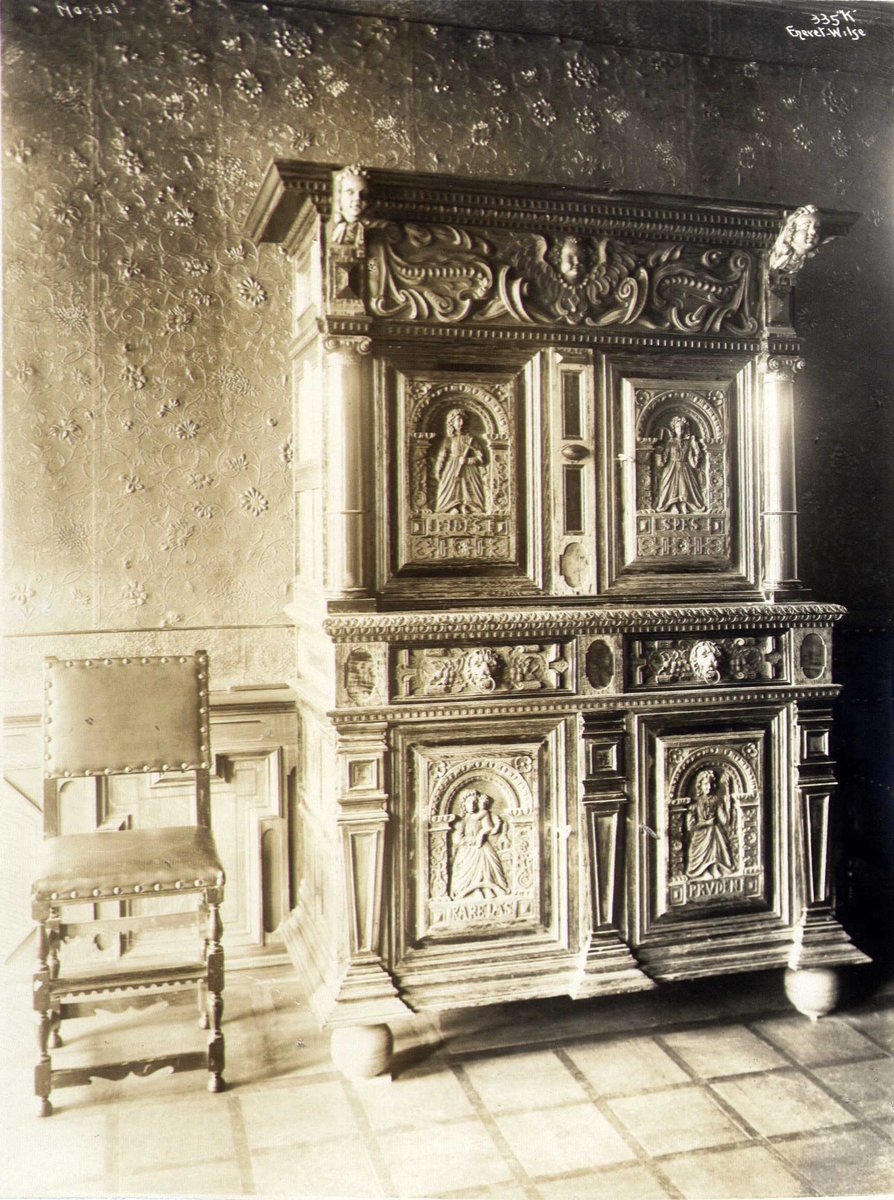 Anders Beer Wilse, Skap og stol, Halse, Mandal, Vest-Agder. Fotografert 1912. Konsul Bugges villa.