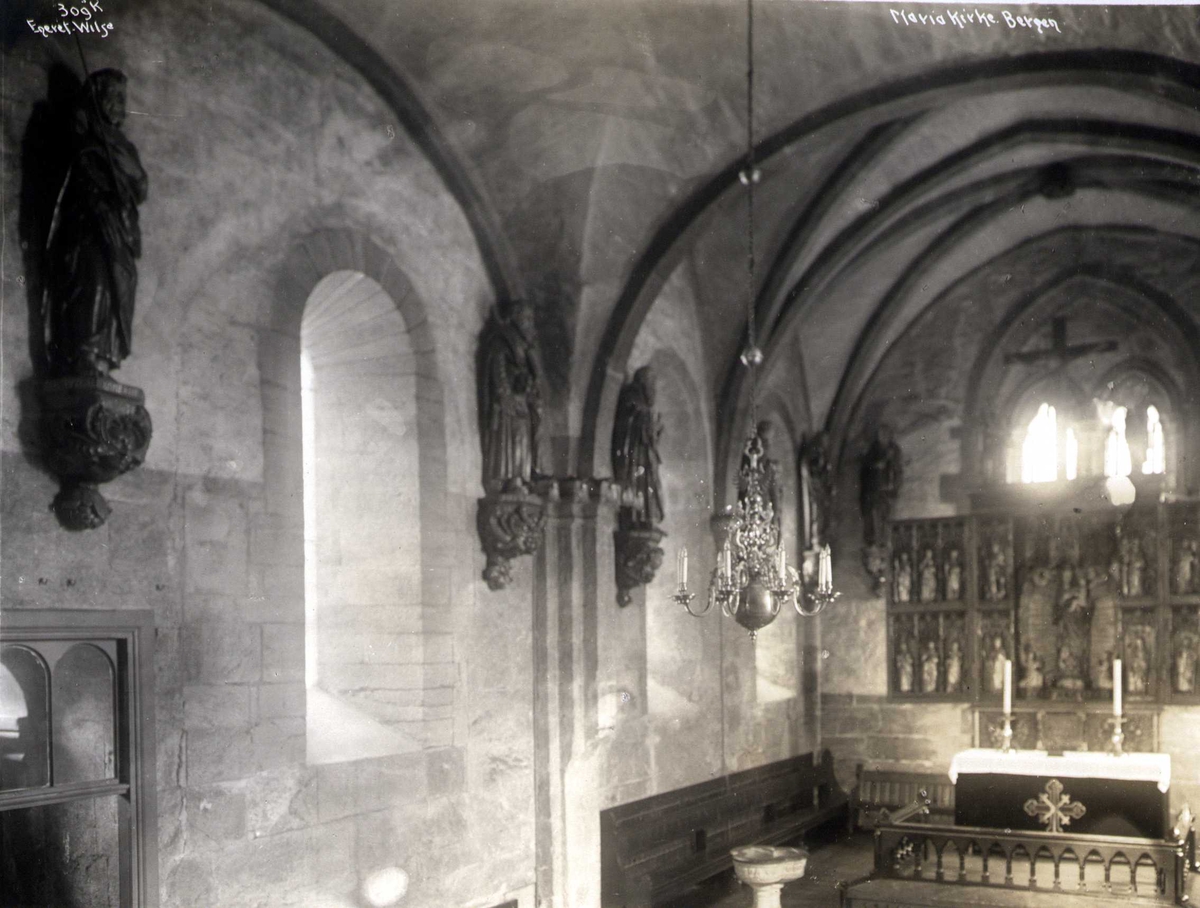 Anders Beer Wilse, Kirkeinteriør, Mariakirken, Bergen, Hordaland. Fotografet 1912.