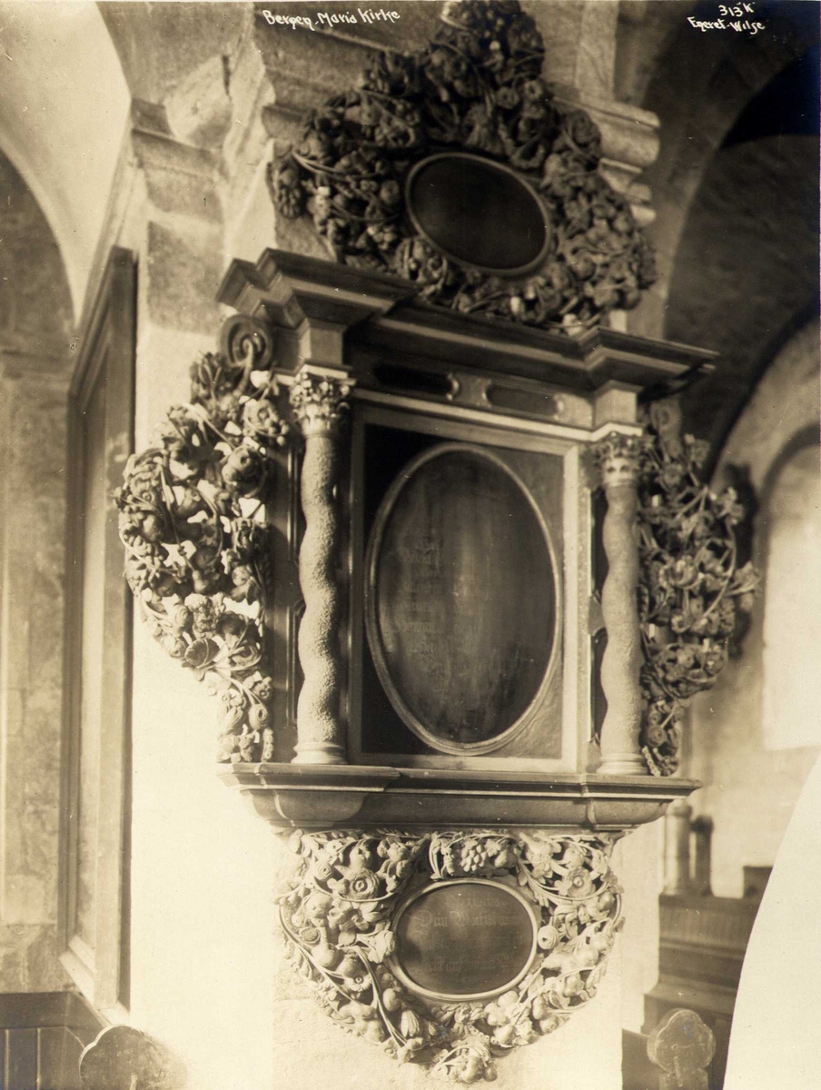 Anders Beer Wilse, Epitafium, Mariakirken, Bergen, Hordaland. Fotografet 1912.